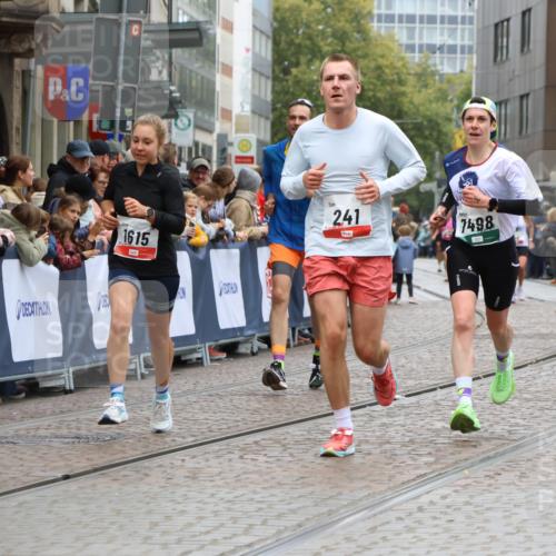05.10.2025 - 20. swb-Marathon Bremen Strokosch-Dieckow http://msf.ph/oto/9268209 05.10.2025 13:00:19 Ziel 241, 826, 1615, 2064, 2118, 2169, 6633, 7498 meine-sportfotos.de