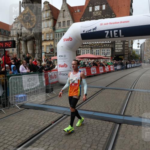 05.10.2025 - 20. swb-Marathon Bremen Yannick Fuchs http://msf.ph/oto/9268230 05.10.2025 12:12:32 Ziel 49 meine-sportfotos.de