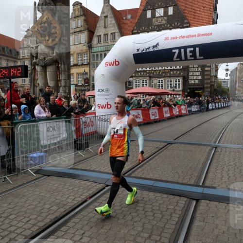 05.10.2025 - 20. swb-Marathon Bremen Yannick Fuchs http://msf.ph/oto/9268240 05.10.2025 12:12:32 Ziel 49 meine-sportfotos.de