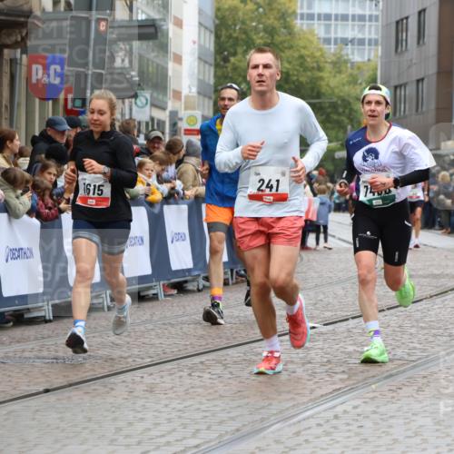 05.10.2025 - 20. swb-Marathon Bremen Strokosch-Dieckow http://msf.ph/oto/9268247 05.10.2025 13:00:19 Ziel 241, 826, 1615, 2064, 2118, 2169, 6633, 7498 meine-sportfotos.de