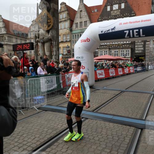 05.10.2025 - 20. swb-Marathon Bremen Yannick Fuchs http://msf.ph/oto/9268270 05.10.2025 12:12:32 Ziel 49 meine-sportfotos.de