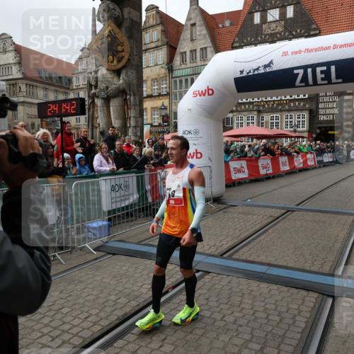 05.10.2025 - 20. swb-Marathon Bremen Yannick Fuchs http://msf.ph/oto/9268277 05.10.2025 12:12:32 Ziel 49 meine-sportfotos.de