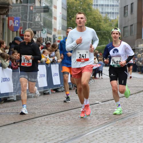 05.10.2025 - 20. swb-Marathon Bremen Strokosch-Dieckow http://msf.ph/oto/9268281 05.10.2025 13:00:19 Ziel 241, 826, 1615, 2064, 2118, 2169, 6633, 7498 meine-sportfotos.de
