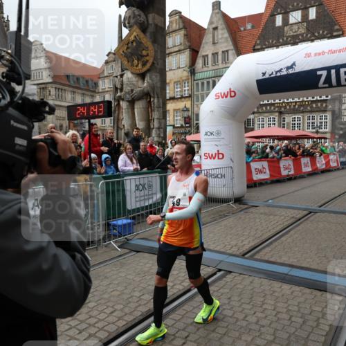 05.10.2025 - 20. swb-Marathon Bremen Yannick Fuchs http://msf.ph/oto/9268292 05.10.2025 12:12:32 Ziel 49 meine-sportfotos.de