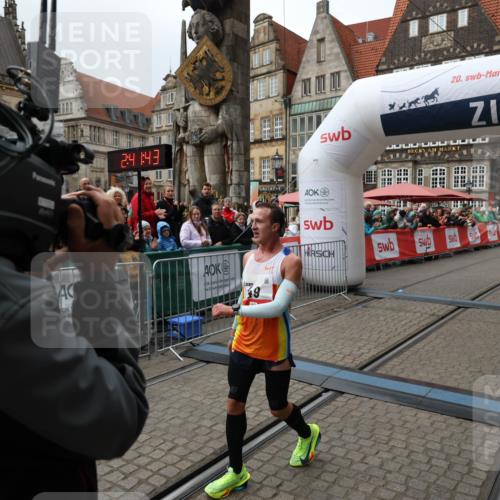 05.10.2025 - 20. swb-Marathon Bremen Yannick Fuchs http://msf.ph/oto/9268298 05.10.2025 12:12:32 Ziel 49 meine-sportfotos.de