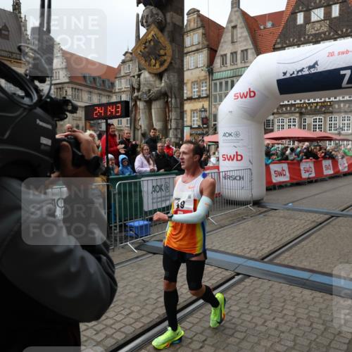 05.10.2025 - 20. swb-Marathon Bremen Yannick Fuchs http://msf.ph/oto/9268310 05.10.2025 12:12:33 Ziel 49 meine-sportfotos.de