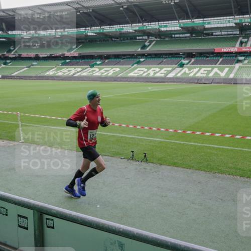 05.10.2025 - 20. swb-Marathon Bremen Michael Burmester http://msf.ph/oto/9268312 05.10.2025 12:34:58 Laufen im Stadion 235, 328, 673, 870, 925, 1221, 1232, 2151, 5608, 6927, 993, 1034, 1339, 1444, 3552, 7442 meine-sportfotos.de
