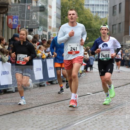 05.10.2025 - 20. swb-Marathon Bremen Strokosch-Dieckow http://msf.ph/oto/9268316 05.10.2025 13:00:19 Ziel 241, 826, 1615, 2064, 2118, 2169, 6633, 7498 meine-sportfotos.de