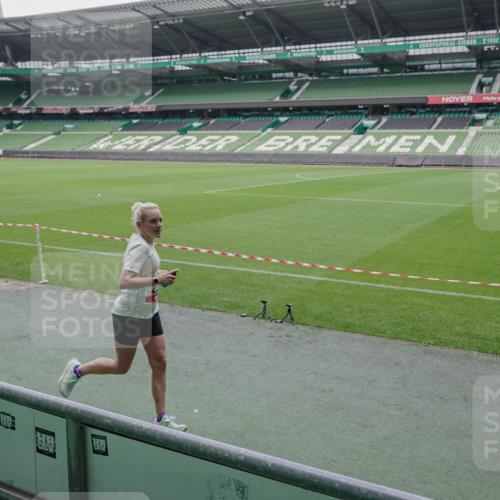 05.10.2025 - 20. swb-Marathon Bremen Michael Burmester http://msf.ph/oto/9268335 05.10.2025 12:35:04 Laufen im Stadion 235, 328, 673, 870, 925, 1221, 1232, 2129, 2151, 5608, 6927, 993, 1034, 1339, 1444 meine-sportfotos.de