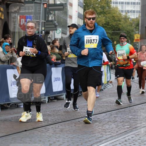 05.10.2025 - 20. swb-Marathon Bremen Strokosch-Dieckow http://msf.ph/oto/9268351 05.10.2025 11:09:21 Ziel 9493, 9649, 9848, 9892, 9945, 10214, 10295, 11037, 11218 meine-sportfotos.de