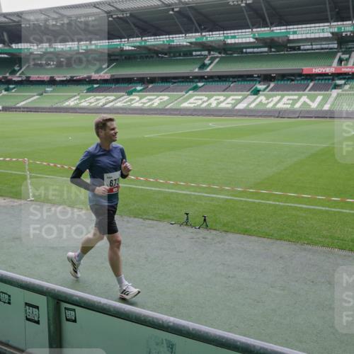 05.10.2025 - 20. swb-Marathon Bremen Michael Burmester http://msf.ph/oto/9268353 05.10.2025 12:35:09 Laufen im Stadion 235, 328, 673, 870, 925, 1221, 1232, 2129, 5608, 6927, 1034, 1444, 2151 meine-sportfotos.de
