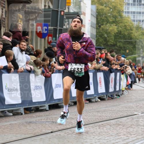 05.10.2025 - 20. swb-Marathon Bremen Strokosch-Dieckow http://msf.ph/oto/9268371 05.10.2025 13:00:25 Ziel 46, 2118, 6633, 7949 meine-sportfotos.de