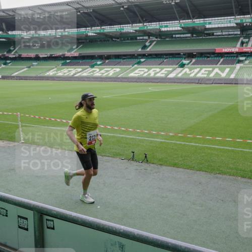 05.10.2025 - 20. swb-Marathon Bremen Michael Burmester http://msf.ph/oto/9268372 05.10.2025 12:35:16 Laufen im Stadion 235, 328, 673, 870, 925, 1000, 1221, 1232, 2129, 2838, 5608, 6927, 2151 meine-sportfotos.de