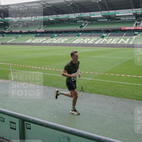 05.10.2025 - 20. swb-Marathon Bremen Michael Burmester http://msf.ph/oto/9268391 05.10.2025 12:35:22 Laufen im Stadion 235, 328, 673, 925, 1000, 1232, 2129, 2838, 5608, 6927, 870, 925, 1221, 2151, 6927 meine-sportfotos.de