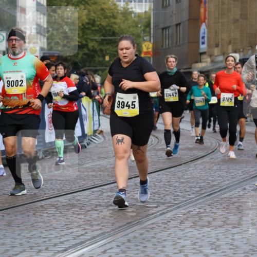 05.10.2025 - 20. swb-Marathon Bremen Strokosch-Dieckow http://msf.ph/oto/9268406 05.10.2025 11:09:23 Ziel 9002, 9493, 9649, 9848, 9892, 9945, 10074, 10214, 10295, 10865, 11037, 11218 meine-sportfotos.de
