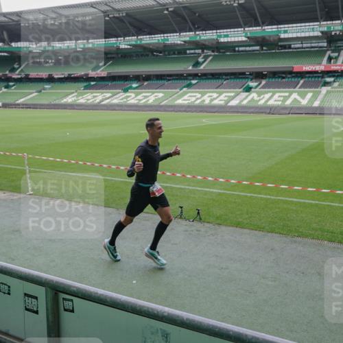 05.10.2025 - 20. swb-Marathon Bremen Michael Burmester http://msf.ph/oto/9268408 05.10.2025 12:35:24 Laufen im Stadion 235, 328, 673, 1000, 1232, 2129, 2838, 870, 925, 1221, 2151, 5608, 6927 meine-sportfotos.de