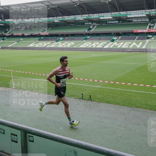 05.10.2025 - 20. swb-Marathon Bremen Michael Burmester http://msf.ph/oto/9268430 05.10.2025 12:35:32 Laufen im Stadion 235, 343, 482, 673, 1000, 1232, 2129, 2838, 8321, 8613, 328, 870, 925, 1221, 5608, 6927 meine-sportfotos.de