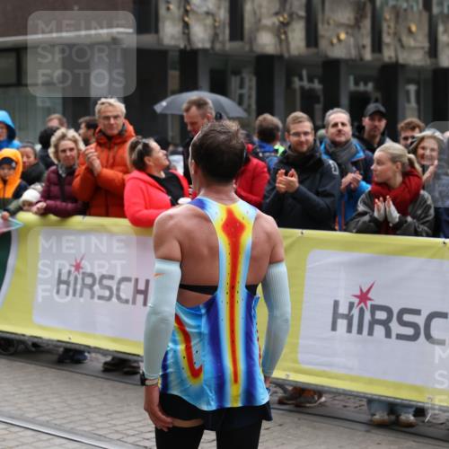 05.10.2025 - 20. swb-Marathon Bremen Yannick Fuchs http://msf.ph/oto/9268438 05.10.2025 12:12:50 Ziel  meine-sportfotos.de