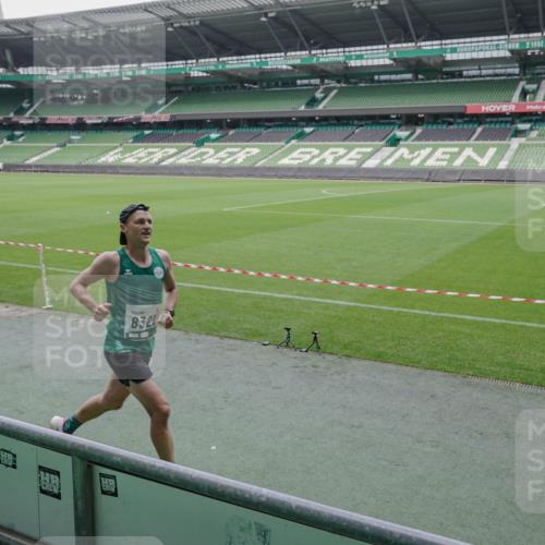 05.10.2025 - 20. swb-Marathon Bremen Michael Burmester http://msf.ph/oto/9268448 05.10.2025 12:35:34 Laufen im Stadion 235, 343, 482, 673, 1000, 1232, 2129, 2838, 8321, 8613, 328, 870, 925, 1221, 5608, 6927 meine-sportfotos.de