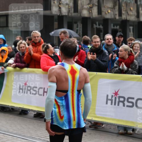 05.10.2025 - 20. swb-Marathon Bremen Yannick Fuchs http://msf.ph/oto/9268450 05.10.2025 12:12:50 Ziel  meine-sportfotos.de