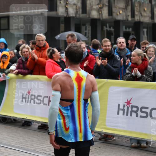 05.10.2025 - 20. swb-Marathon Bremen Yannick Fuchs http://msf.ph/oto/9268456 05.10.2025 12:12:51 Ziel  meine-sportfotos.de