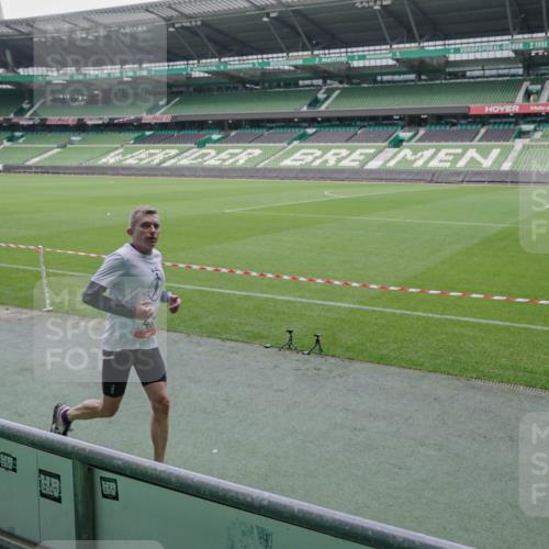 05.10.2025 - 20. swb-Marathon Bremen Michael Burmester http://msf.ph/oto/9268461 05.10.2025 12:35:43 Laufen im Stadion 235, 343, 482, 673, 1000, 2129, 2838, 8321, 8613, 328, 1232, 5608 meine-sportfotos.de