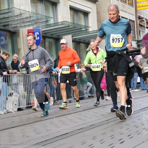 05.10.2025 - 20. swb-Marathon Bremen Strokosch-Dieckow http://msf.ph/oto/9268465 05.10.2025 11:06:58 Ziel 7779, 9180, 9217, 9265, 9334, 9483, 9491, 9628, 9702, 9757, 9780, 9877, 9890, 10037, 10160, 10193, 10223, 10286, 10330, 10332, 10371, 10582, 10632, 10737, 10788, 10824, 10836, 10854, 10902, 10991, 11122, 11159, 11258, 11262, 11329, 11384, 11477, 11529, 7779, 9180, 9217, 9265, 9334, 9483, 9491, 9628, 9702, 9757, 9780, 9877, 9890, 10037, 10160, 10193, 10223, 10286, 10330, 10332, 10371, 10582, 10632, 10737, 10788, 10824, 10836, 10854, 10902, 10991, 11122, 11159 meine-sportfotos.de