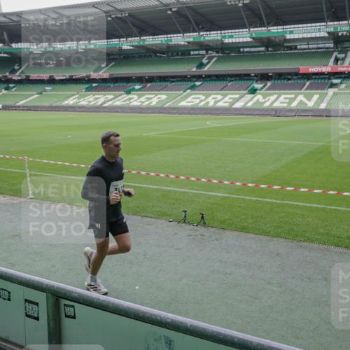 05.10.2025 - 20. swb-Marathon Bremen Michael Burmester http://msf.ph/oto/9268485 05.10.2025 12:35:47 Laufen im Stadion 235, 343, 482, 673, 902, 1000, 1640, 1837, 2129, 2838, 7854, 8321, 8613, 328, 1232 meine-sportfotos.de