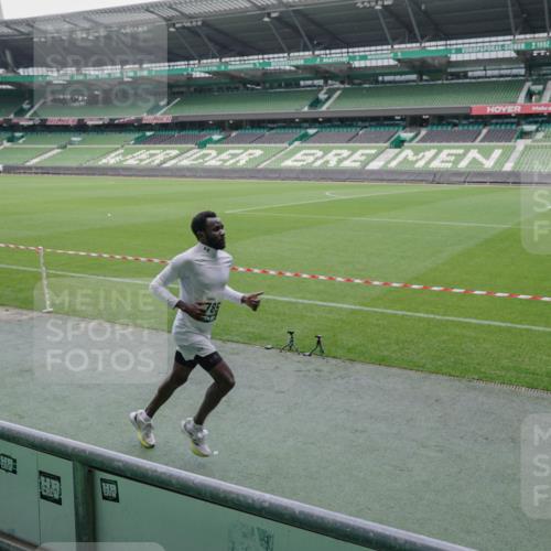 05.10.2025 - 20. swb-Marathon Bremen Michael Burmester http://msf.ph/oto/9268499 05.10.2025 12:35:53 Laufen im Stadion 343, 482, 902, 1000, 1212, 1640, 1837, 2129, 2838, 3891, 7854, 8321, 8613, 235, 673, 1232 meine-sportfotos.de