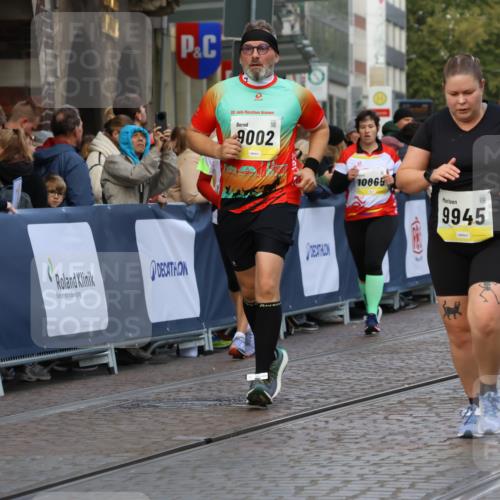 05.10.2025 - 20. swb-Marathon Bremen Strokosch-Dieckow http://msf.ph/oto/9268514 05.10.2025 11:09:24 Ziel 9002, 9493, 9649, 9848, 9892, 9945, 10074, 10214, 10865, 11037, 11218 meine-sportfotos.de