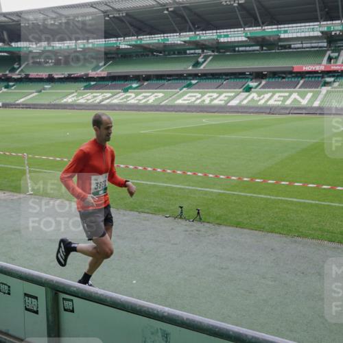 05.10.2025 - 20. swb-Marathon Bremen Michael Burmester http://msf.ph/oto/9268523 05.10.2025 12:35:56 Laufen im Stadion 343, 482, 902, 1000, 1212, 1640, 1837, 2129, 2838, 3891, 7854, 8321, 8613, 235, 673, 1232 meine-sportfotos.de