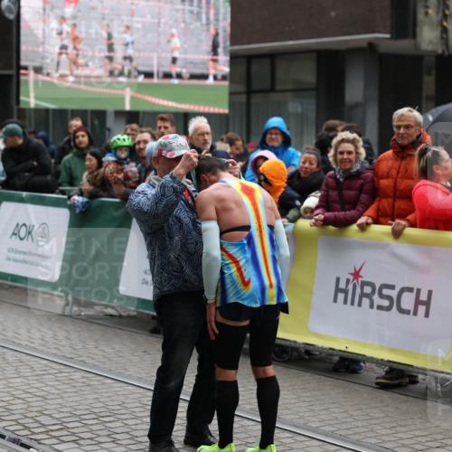 05.10.2025 - 20. swb-Marathon Bremen Yannick Fuchs http://msf.ph/oto/9268536 05.10.2025 12:12:59 Ziel  meine-sportfotos.de