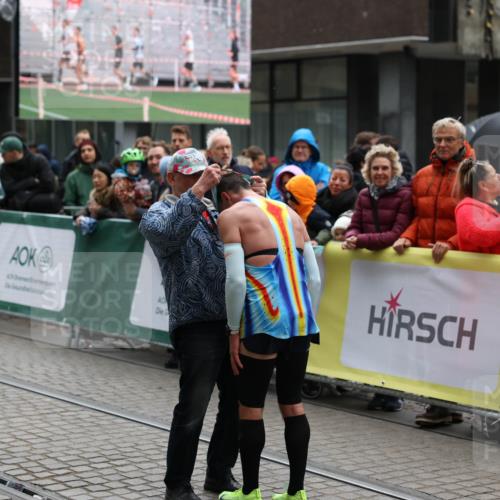 05.10.2025 - 20. swb-Marathon Bremen Yannick Fuchs http://msf.ph/oto/9268541 05.10.2025 12:12:59 Ziel  meine-sportfotos.de