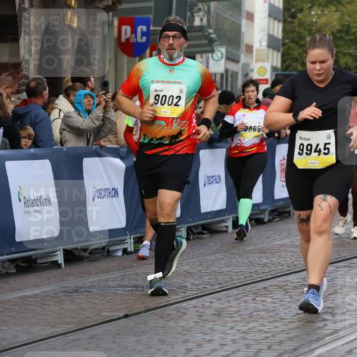 05.10.2025 - 20. swb-Marathon Bremen Strokosch-Dieckow http://msf.ph/oto/9268550 05.10.2025 11:09:24 Ziel 9002, 9493, 9649, 9848, 9892, 9945, 10074, 10214, 10865, 11037, 11218 meine-sportfotos.de