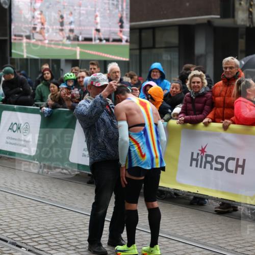 05.10.2025 - 20. swb-Marathon Bremen Yannick Fuchs http://msf.ph/oto/9268551 05.10.2025 12:12:59 Ziel  meine-sportfotos.de