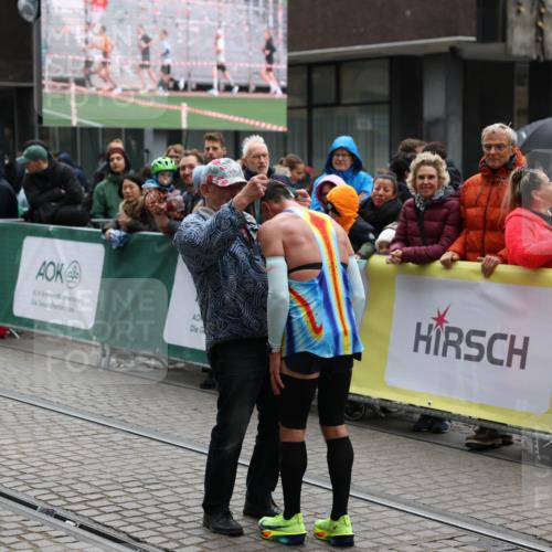 05.10.2025 - 20. swb-Marathon Bremen Yannick Fuchs http://msf.ph/oto/9268560 05.10.2025 12:12:59 Ziel  meine-sportfotos.de