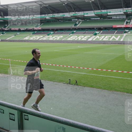 05.10.2025 - 20. swb-Marathon Bremen Michael Burmester http://msf.ph/oto/9268566 05.10.2025 12:36:01 Laufen im Stadion 343, 482, 902, 1000, 1212, 1640, 1837, 2838, 3198, 3891, 7854, 8321, 8613, 235, 673, 1232, 2129 meine-sportfotos.de