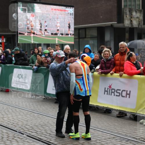 05.10.2025 - 20. swb-Marathon Bremen Yannick Fuchs http://msf.ph/oto/9268569 05.10.2025 12:12:59 Ziel  meine-sportfotos.de