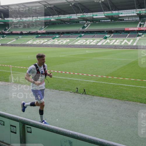 05.10.2025 - 20. swb-Marathon Bremen Michael Burmester http://msf.ph/oto/9268587 05.10.2025 12:36:03 Laufen im Stadion 343, 482, 902, 1000, 1212, 1231, 1640, 1837, 2838, 3198, 3891, 7854, 8321, 8613, 235, 673, 2129 meine-sportfotos.de