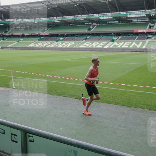 05.10.2025 - 20. swb-Marathon Bremen Michael Burmester http://msf.ph/oto/9268606 05.10.2025 12:36:10 Laufen im Stadion 343, 482, 761, 902, 1000, 1212, 1231, 1640, 1837, 2838, 3198, 3891, 7854, 8321, 8613, 673, 2129 meine-sportfotos.de