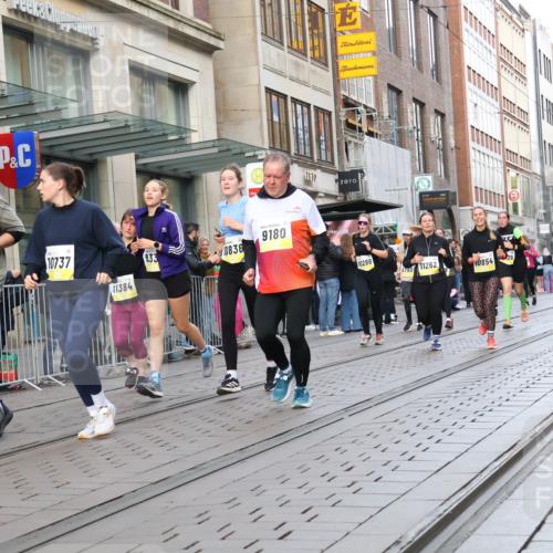 05.10.2025 - 20. swb-Marathon Bremen Strokosch-Dieckow http://msf.ph/oto/9268613 05.10.2025 11:07:03 Ziel 7779, 9180, 9217, 9265, 9334, 9483, 9628, 9702, 9757, 9780, 9877, 10037, 10160, 10223, 10286, 10330, 10332, 10582, 10585, 10632, 10737, 10776, 10824, 10836, 10854, 10902, 11122, 11159, 11258, 11262, 11329, 11384, 11477, 11529, 11584, 7779, 9180, 9217, 9265, 9334, 9483, 9628, 9702, 9757, 9780, 9877, 10037, 10160, 10223, 10286, 10330, 10332, 10582, 10585, 10632, 10737, 10776, 10824, 10836, 10854, 10902, 11122, 11159 meine-sportfotos.de