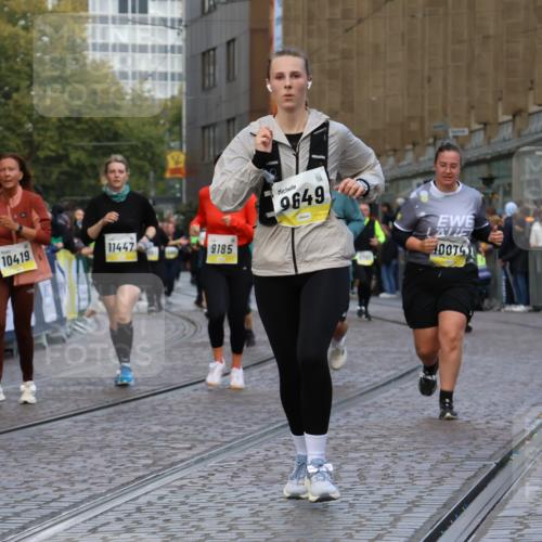 05.10.2025 - 20. swb-Marathon Bremen Strokosch-Dieckow http://msf.ph/oto/9268615 05.10.2025 11:09:26 Ziel 9002, 9185, 9493, 9649, 9945, 10074, 10214, 10419, 10865, 11037, 11218, 11447, 11614 meine-sportfotos.de