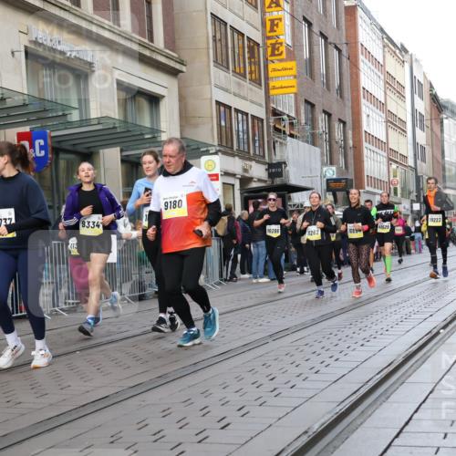 05.10.2025 - 20. swb-Marathon Bremen Strokosch-Dieckow http://msf.ph/oto/9268627 05.10.2025 11:07:03 Ziel 7779, 9180, 9217, 9265, 9334, 9483, 9628, 9702, 9757, 9780, 9877, 10037, 10160, 10223, 10286, 10330, 10332, 10582, 10585, 10632, 10737, 10776, 10824, 10836, 10854, 10902, 11122, 11159, 11258, 11262, 11329, 11384, 11477, 11529, 11584, 7779, 9180, 9217, 9265, 9334, 9483, 9628, 9702, 9757, 9780, 9877, 10037, 10160, 10223, 10286, 10330, 10332, 10582, 10585, 10632, 10737, 10776, 10824, 10836, 10854, 10902, 11122, 11159 meine-sportfotos.de
