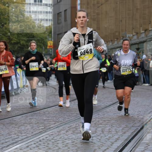 05.10.2025 - 20. swb-Marathon Bremen Strokosch-Dieckow http://msf.ph/oto/9268643 05.10.2025 11:09:26 Ziel 9002, 9185, 9493, 9649, 9945, 10074, 10214, 10419, 10865, 11037, 11218, 11447, 11614 meine-sportfotos.de