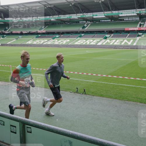 05.10.2025 - 20. swb-Marathon Bremen Michael Burmester http://msf.ph/oto/9268649 05.10.2025 12:36:17 Laufen im Stadion 298, 343, 482, 735, 761, 902, 1212, 1231, 1640, 1837, 3198, 3891, 7854, 8099, 8321, 8613, 1000, 2129, 2838 meine-sportfotos.de