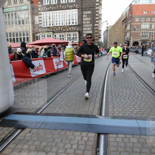 05.10.2025 - 20. swb-Marathon Bremen Yannick Fuchs http://msf.ph/oto/9268658 05.10.2025 10:52:28 Ziel 9584, 9955, 9987, 10038, 10507, 10719, 10900, 10927, 10942, 11128, 11458, 11491, 11665 meine-sportfotos.de