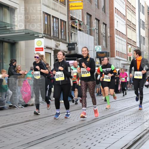 05.10.2025 - 20. swb-Marathon Bremen Strokosch-Dieckow http://msf.ph/oto/9268665 05.10.2025 11:07:04 Ziel 7779, 9180, 9217, 9265, 9334, 9483, 9628, 9702, 9757, 9780, 9877, 10037, 10160, 10223, 10286, 10330, 10332, 10582, 10585, 10632, 10737, 10749, 10776, 10824, 10836, 10854, 10902, 11122, 11159, 11258, 11262, 11329, 11384, 11477, 11529, 11584, 7779, 9180, 9217, 9265, 9334, 9483, 9628, 9702, 9757, 9780, 9877, 10037, 10160, 10223, 10286, 10330, 10332, 10582, 10585, 10632, 10737, 10749, 10776, 10824, 10836, 10854, 10902, 11122, 11159 meine-sportfotos.de