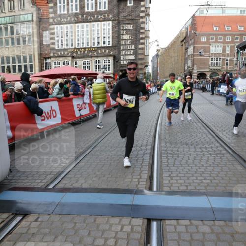 05.10.2025 - 20. swb-Marathon Bremen Yannick Fuchs http://msf.ph/oto/9268669 05.10.2025 10:52:28 Ziel 9584, 9955, 9987, 10038, 10507, 10719, 10900, 10927, 10942, 11128, 11458, 11491, 11665 meine-sportfotos.de