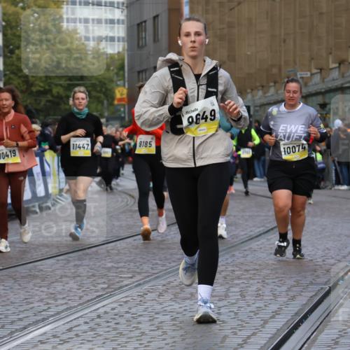 05.10.2025 - 20. swb-Marathon Bremen Strokosch-Dieckow http://msf.ph/oto/9268677 05.10.2025 11:09:26 Ziel 9002, 9185, 9493, 9649, 9945, 10074, 10214, 10419, 10865, 11037, 11218, 11447, 11614 meine-sportfotos.de