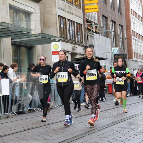 05.10.2025 - 20. swb-Marathon Bremen Strokosch-Dieckow http://msf.ph/oto/9268679 05.10.2025 11:07:05 Ziel 7779, 9180, 9217, 9306, 9334, 9483, 9628, 9702, 9757, 9780, 9877, 10037, 10160, 10223, 10286, 10330, 10332, 10582, 10585, 10632, 10650, 10737, 10749, 10776, 10824, 10836, 10854, 10902, 11122, 11159, 11258, 11262, 11329, 11384, 11477, 11529, 11584, 7779, 9180, 9217, 9306, 9334, 9483, 9628, 9702, 9757, 9780, 9877, 10037, 10160, 10223, 10286, 10330, 10332, 10582, 10585, 10632, 10650, 10737, 10749, 10776, 10824, 10836, 10854, 10902, 11122, 11159 meine-sportfotos.de